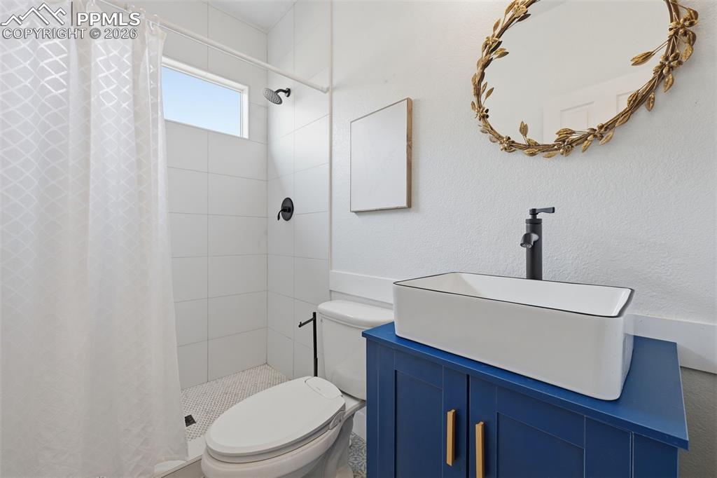 Image 22 of 35: Bathroom