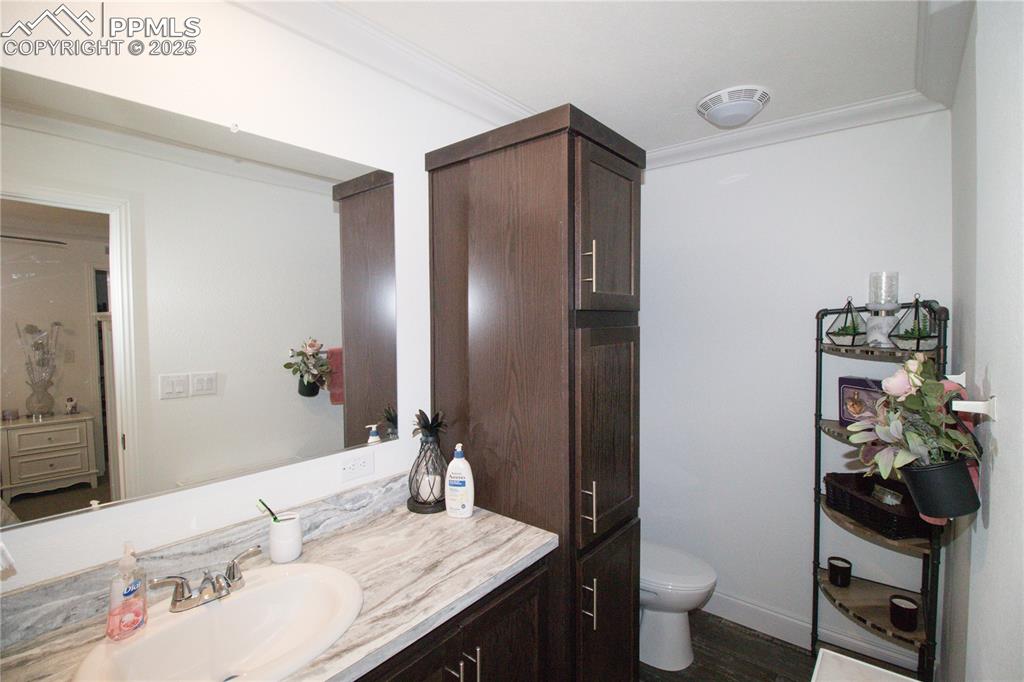 Image 10 of 18: Bathroom