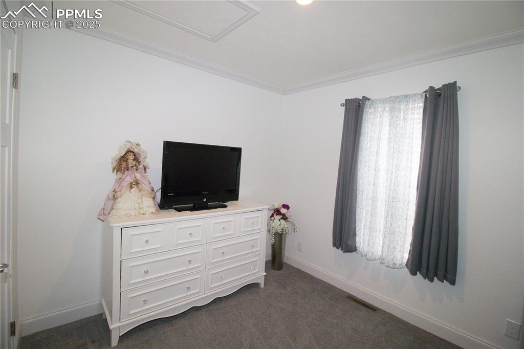 Image 13 of 18: Bedroom