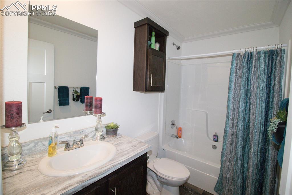 Image 14 of 18: Bathroom