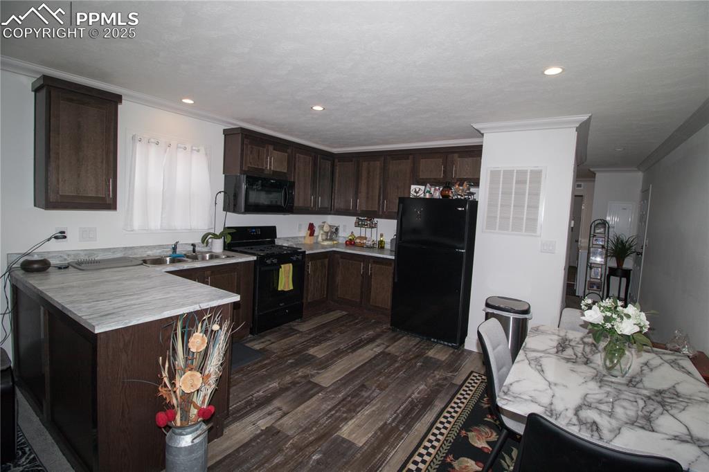 Image 5 of 18: Kitchen