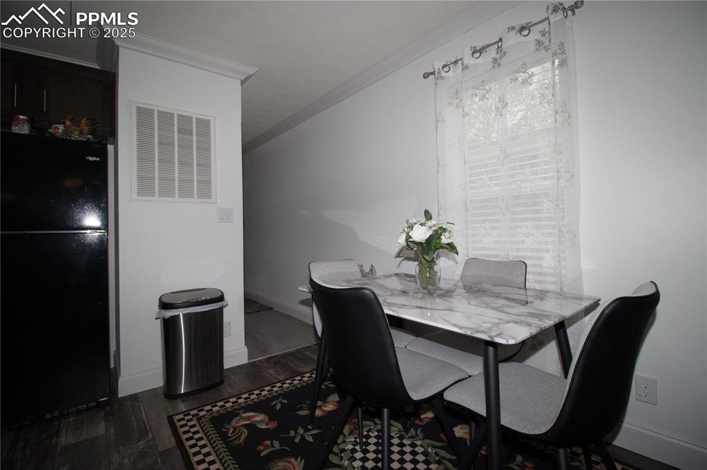 Image 6 of 18: Dining Area