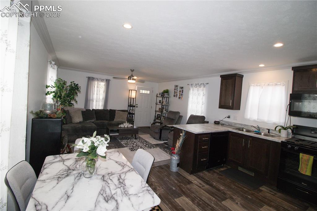 Image 7 of 18: Dining Area