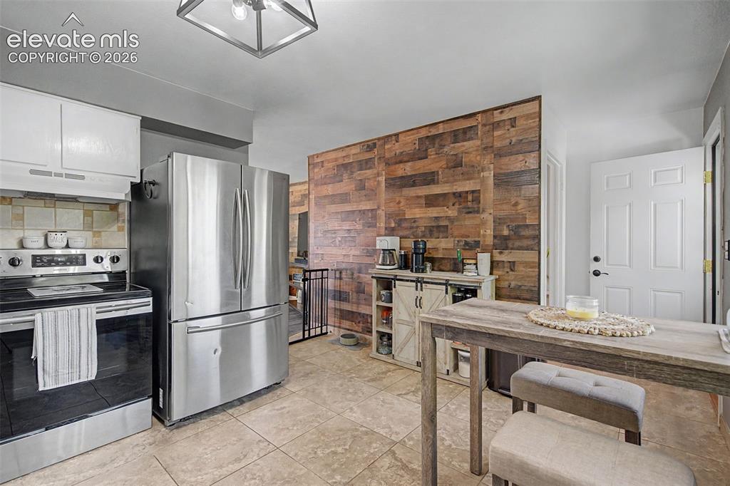 Image 10 of 32: Kitchen