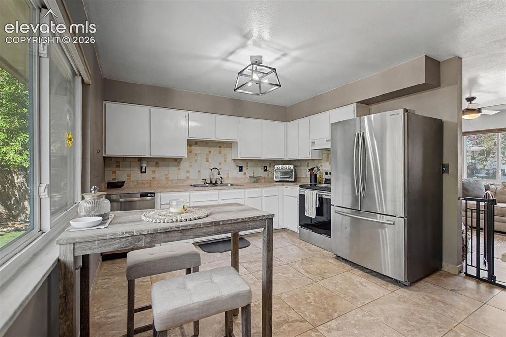 Image 11 of 32: Kitchen