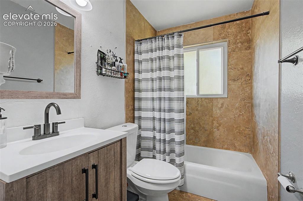 Image 14 of 32: Bathroom