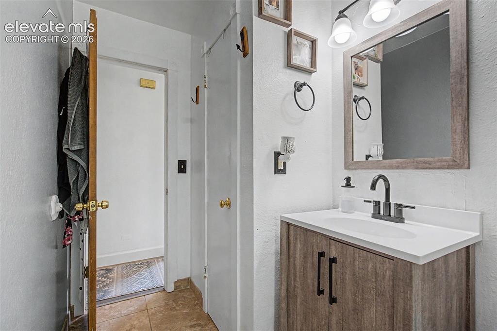 Image 15 of 32: Bathroom