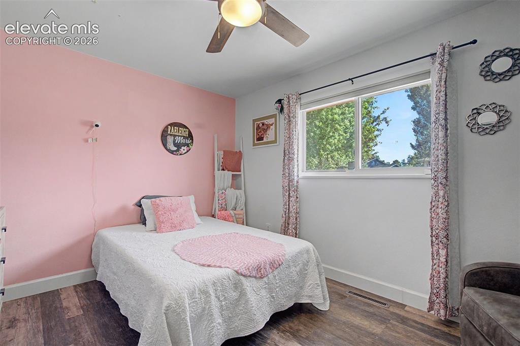 Image 16 of 32: Bedroom
