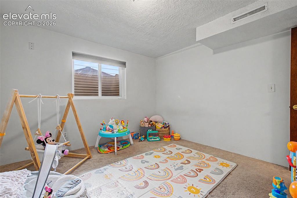 Image 19 of 32: Bedroom