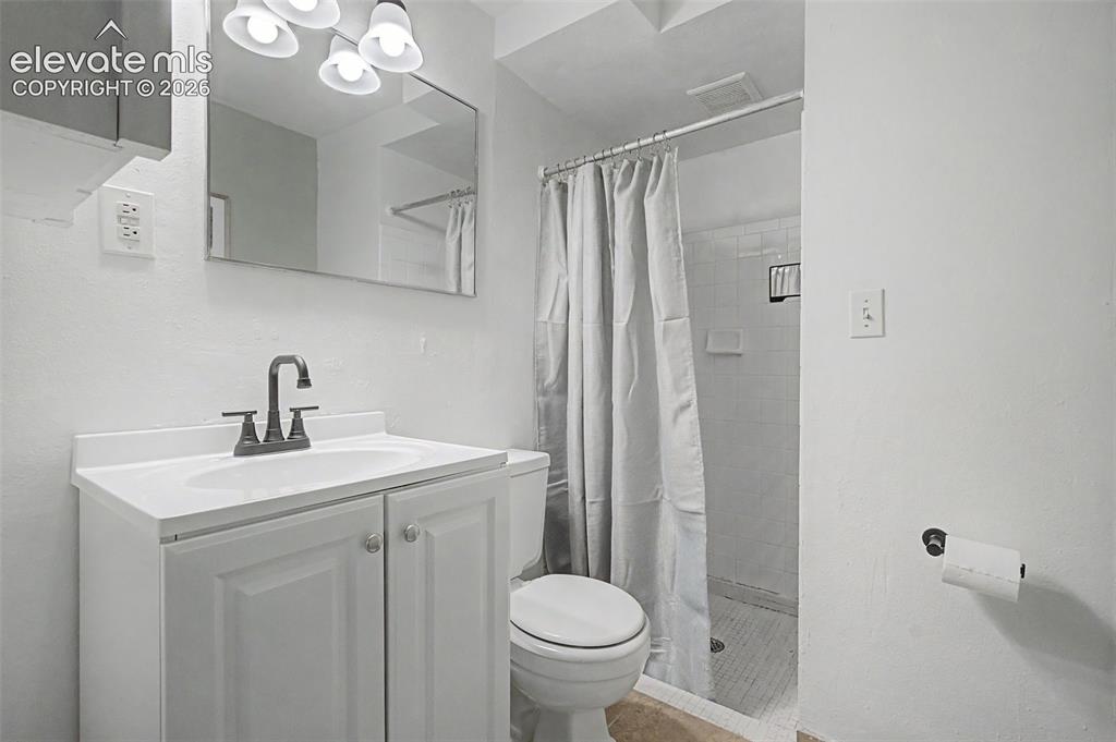 Image 20 of 32: Bathroom
