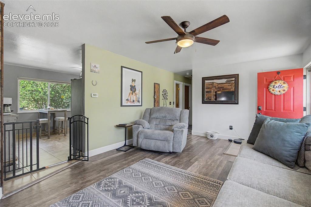 Image 5 of 32: Living Room