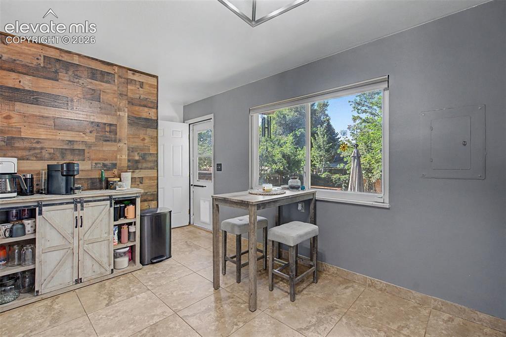 Image 8 of 32: Dining Area
