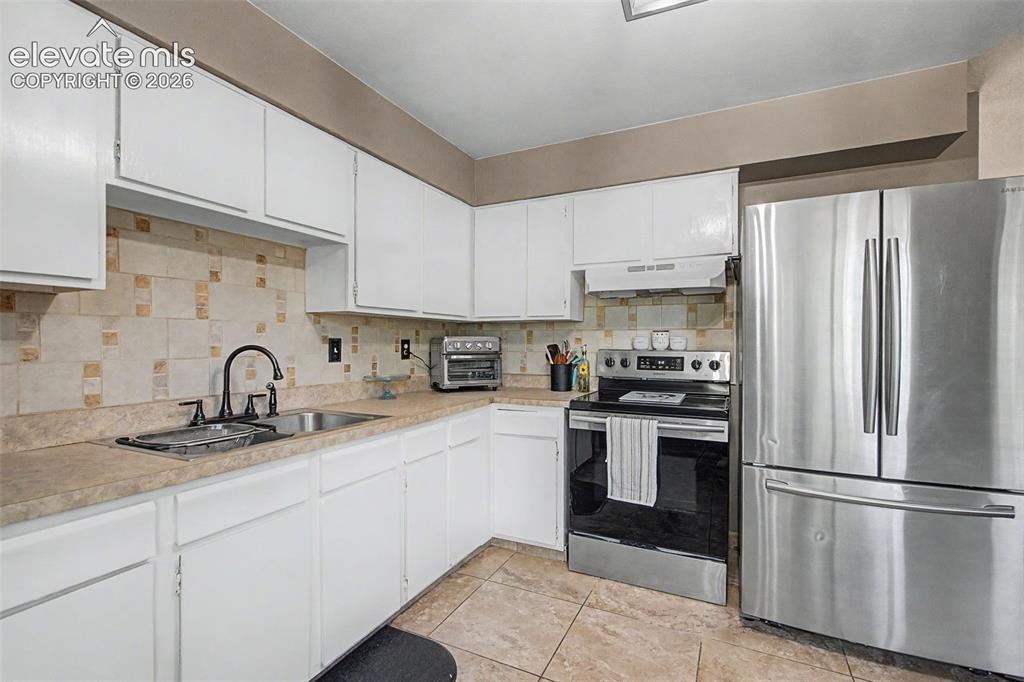 Image 9 of 32: Kitchen