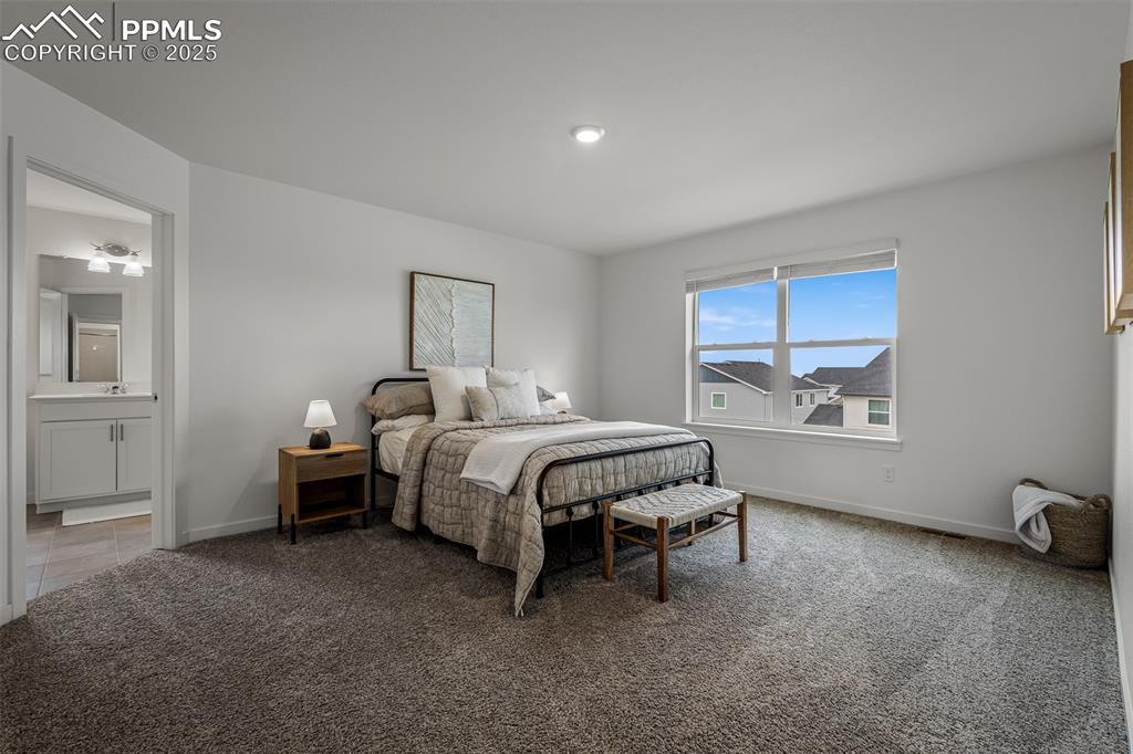 Image 25 of 40: Bedroom