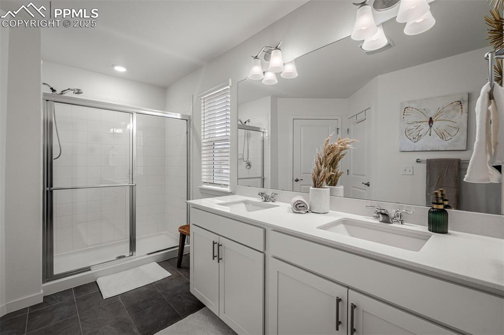 Image 28 of 40: Bathroom