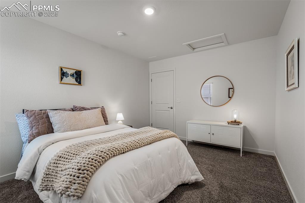 Image 33 of 40: Bedroom