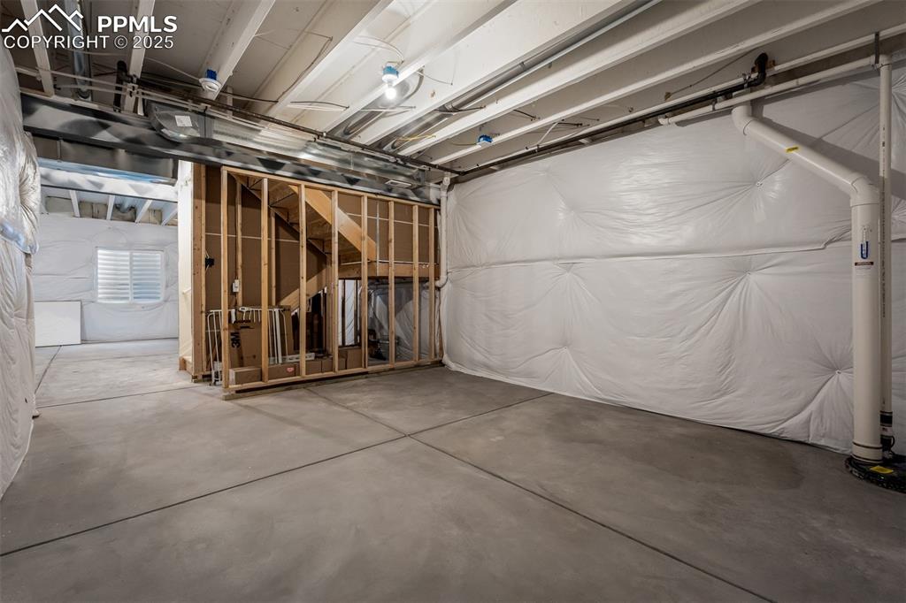 Image 36 of 40: Garage