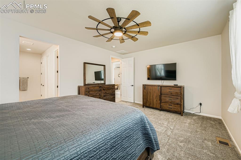 Image 17 of 29: Bedroom