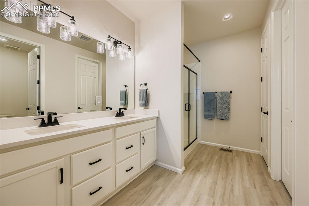 Image 18 of 29: Bathroom