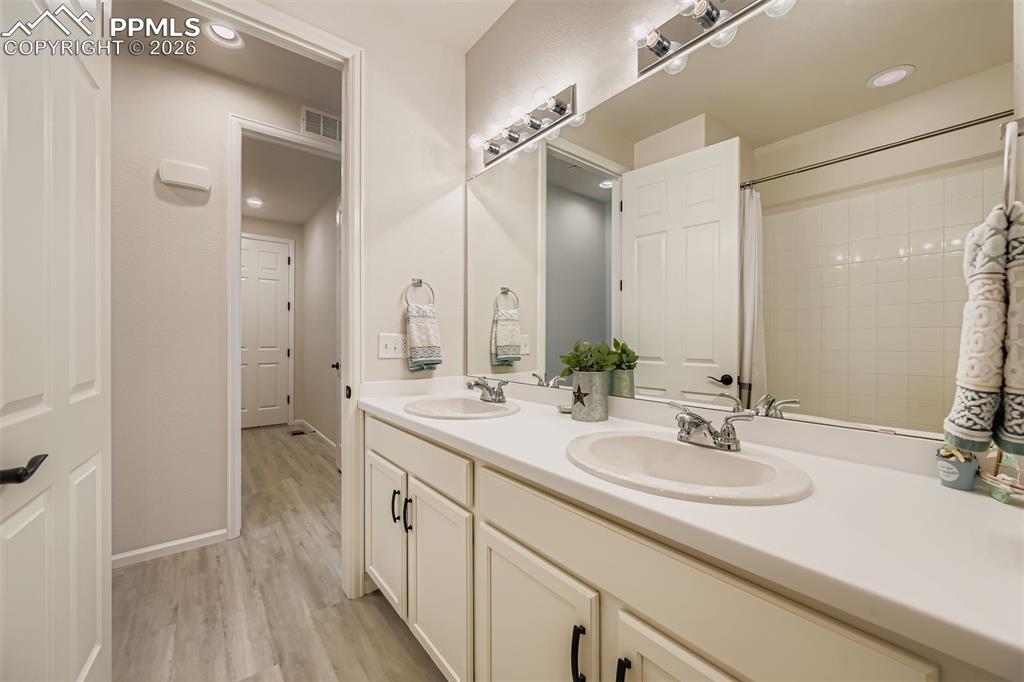 Image 23 of 29: Bathroom