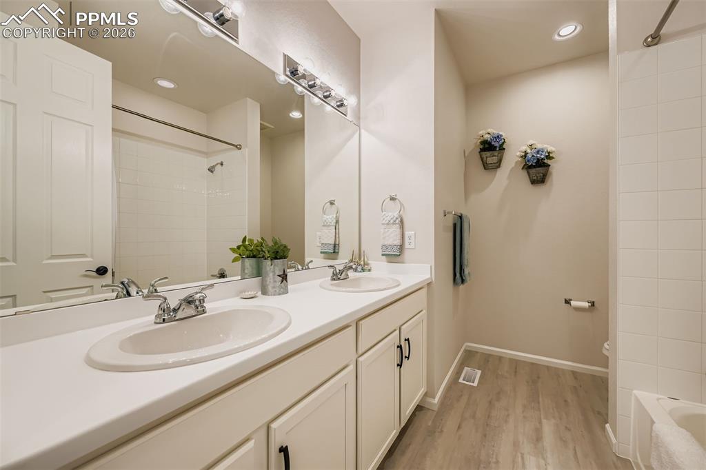 Image 24 of 29: Bathroom