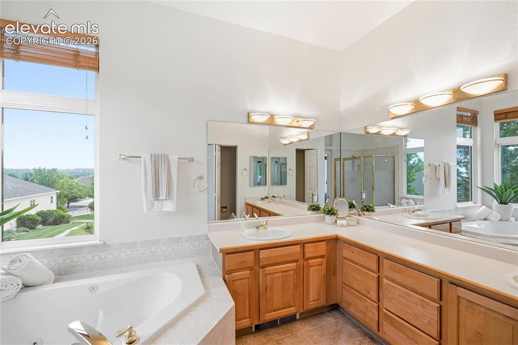 Image 14 of 23: Bathroom