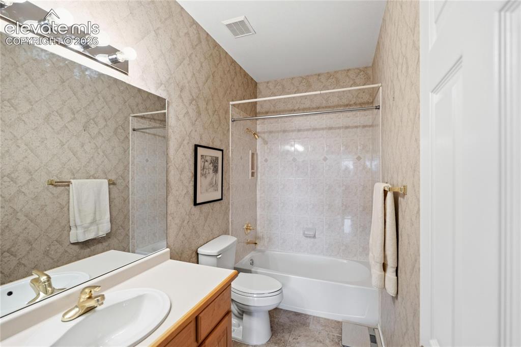 Image 15 of 23: Bathroom