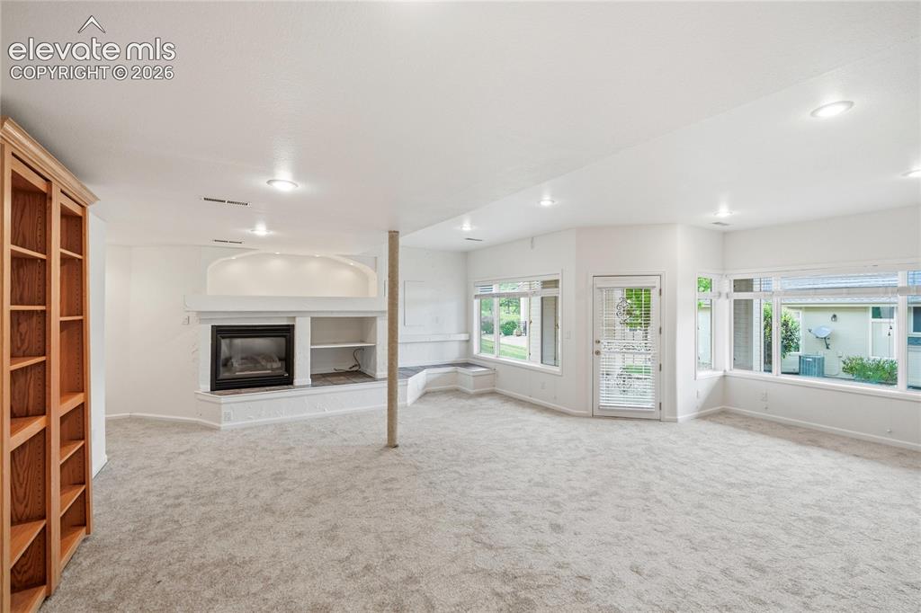 Image 19 of 23: Living Room