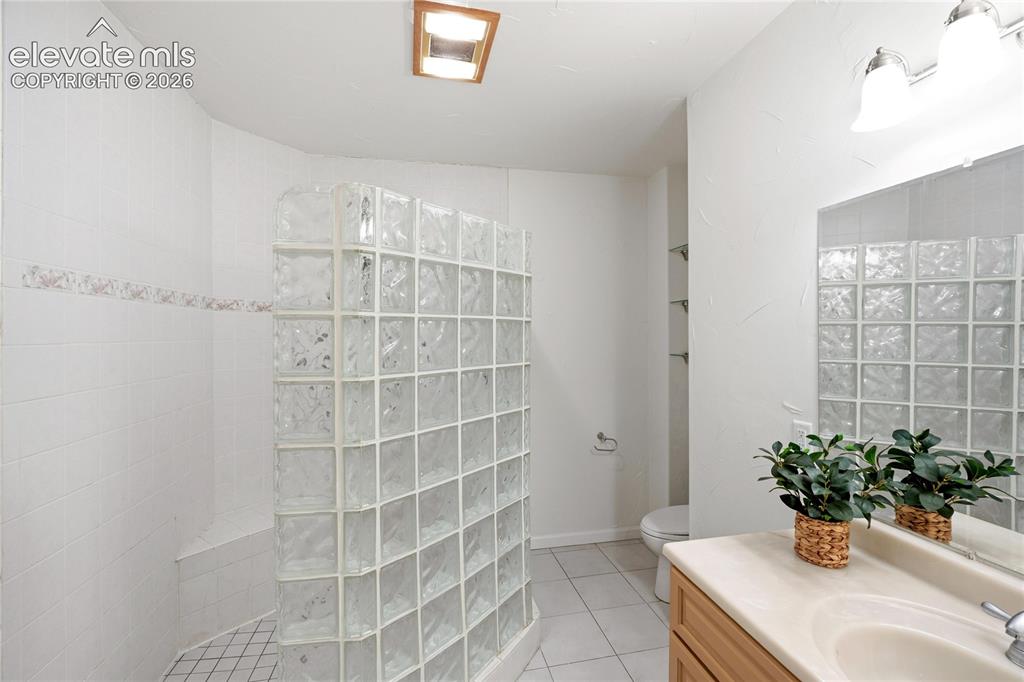 Image 21 of 23: Bathroom