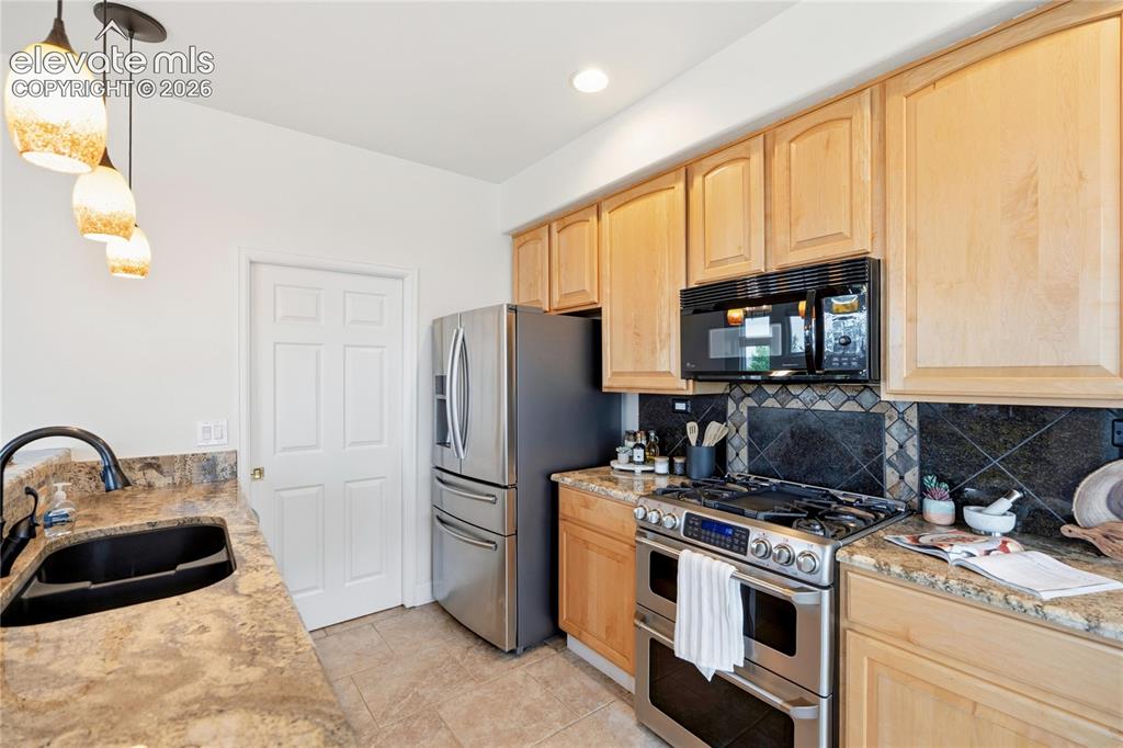 Image 9 of 23: Kitchen