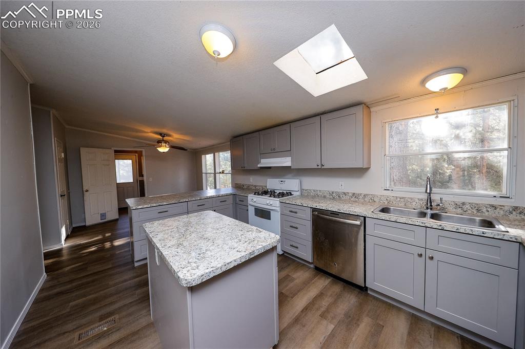 Image 11 of 25: Kitchen