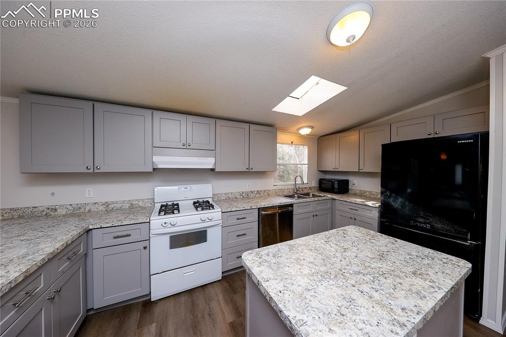 Image 12 of 25: Kitchen