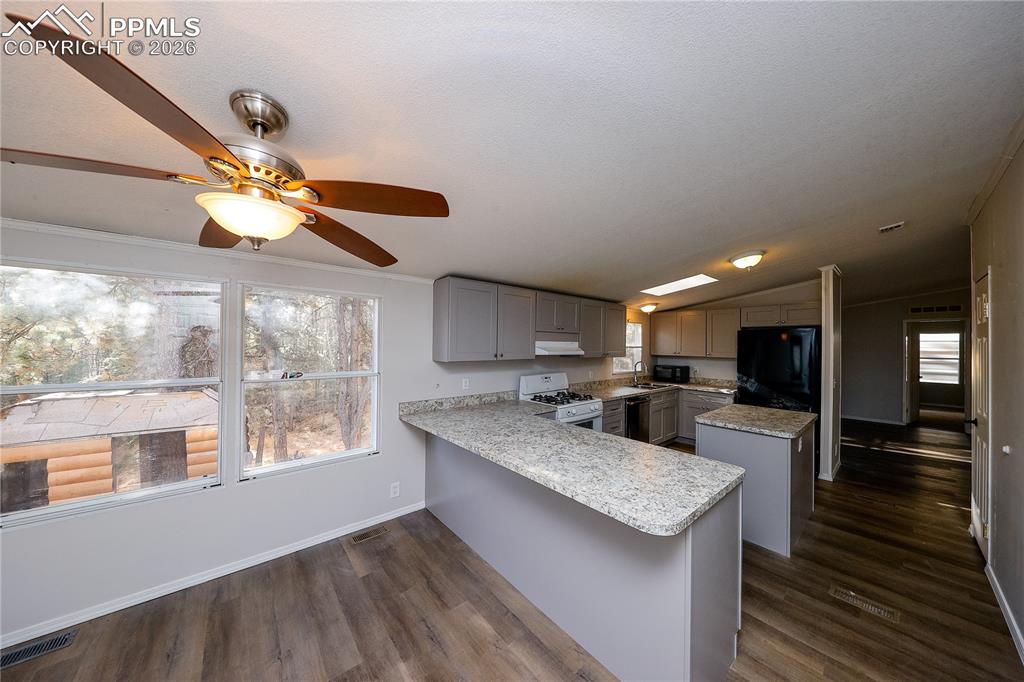 Image 13 of 25: Kitchen