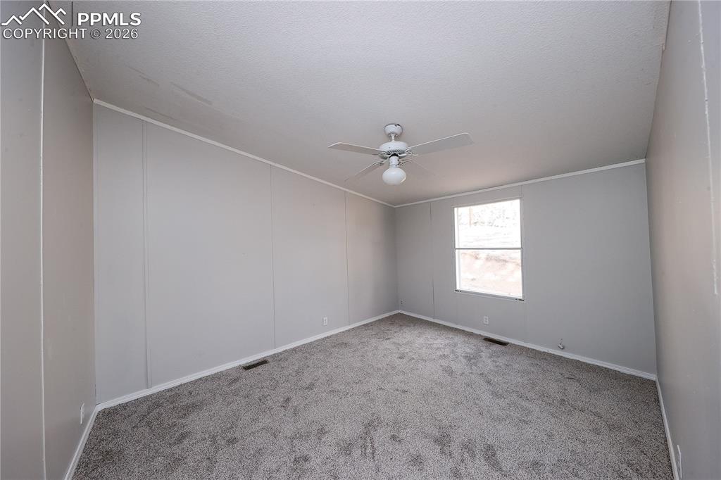 Image 16 of 25: Bedroom