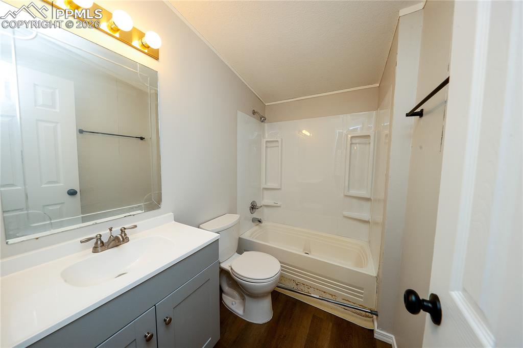 Image 17 of 25: Bathroom