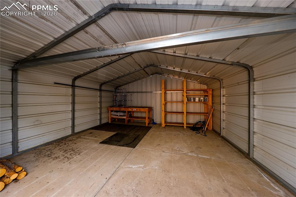 Image 5 of 25: Garage