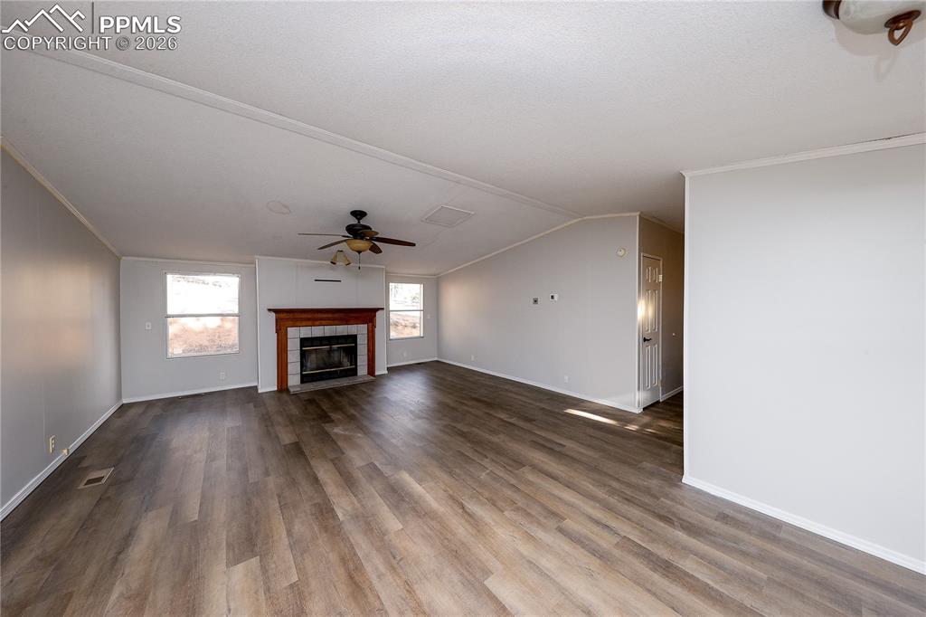 Image 7 of 25: Living Room