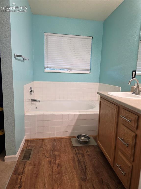 Image 19 of 36: Bathroom