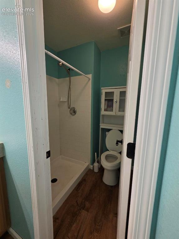 Image 20 of 36: Bathroom