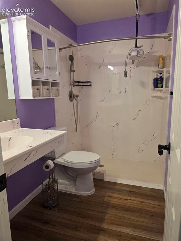 Image 22 of 36: Bathroom