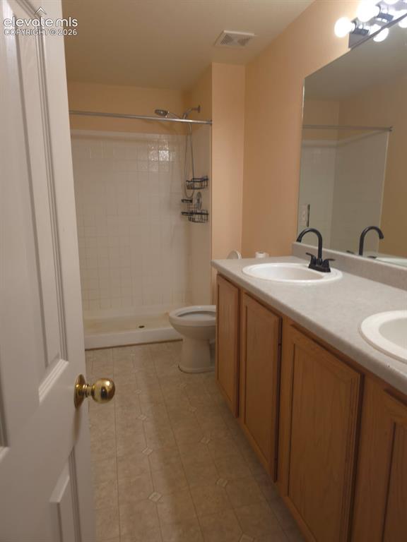 Image 30 of 36: Bathroom