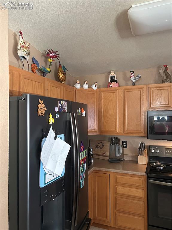 Image 5 of 6: Kitchen