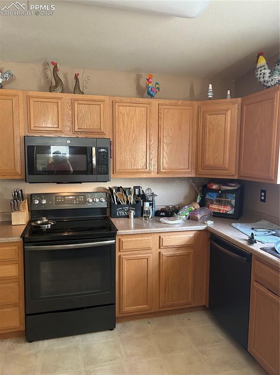 Image 6 of 6: Kitchen