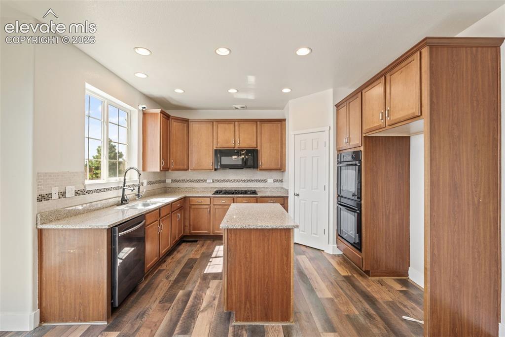 Image 13 of 43: Kitchen