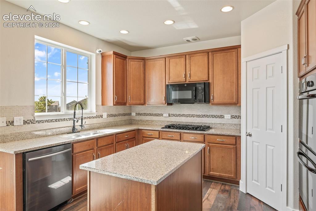 Image 14 of 43: Kitchen