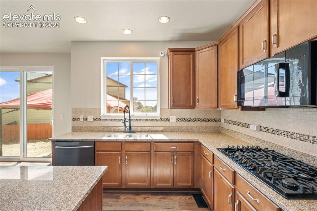 Image 15 of 43: Kitchen