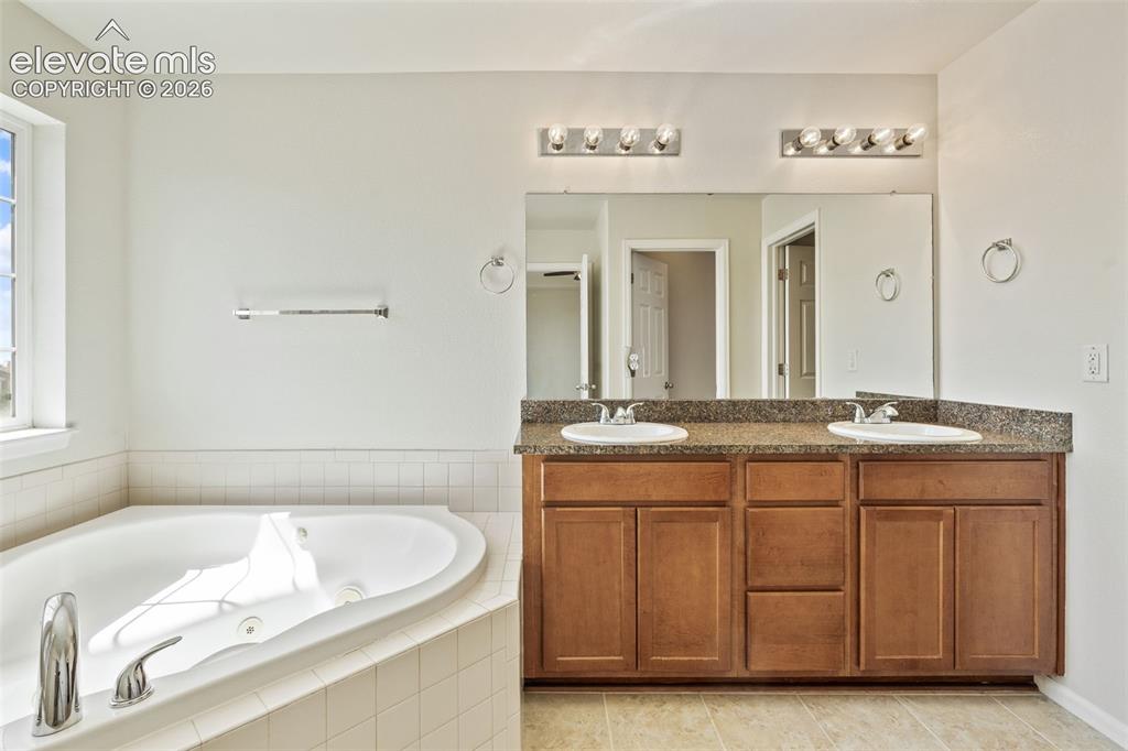 Image 19 of 43: Bathroom