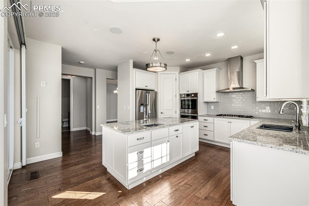 Image 14 of 50: Kitchen