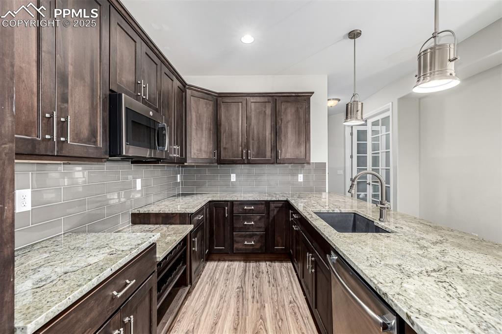 Image 22 of 50: Kitchen