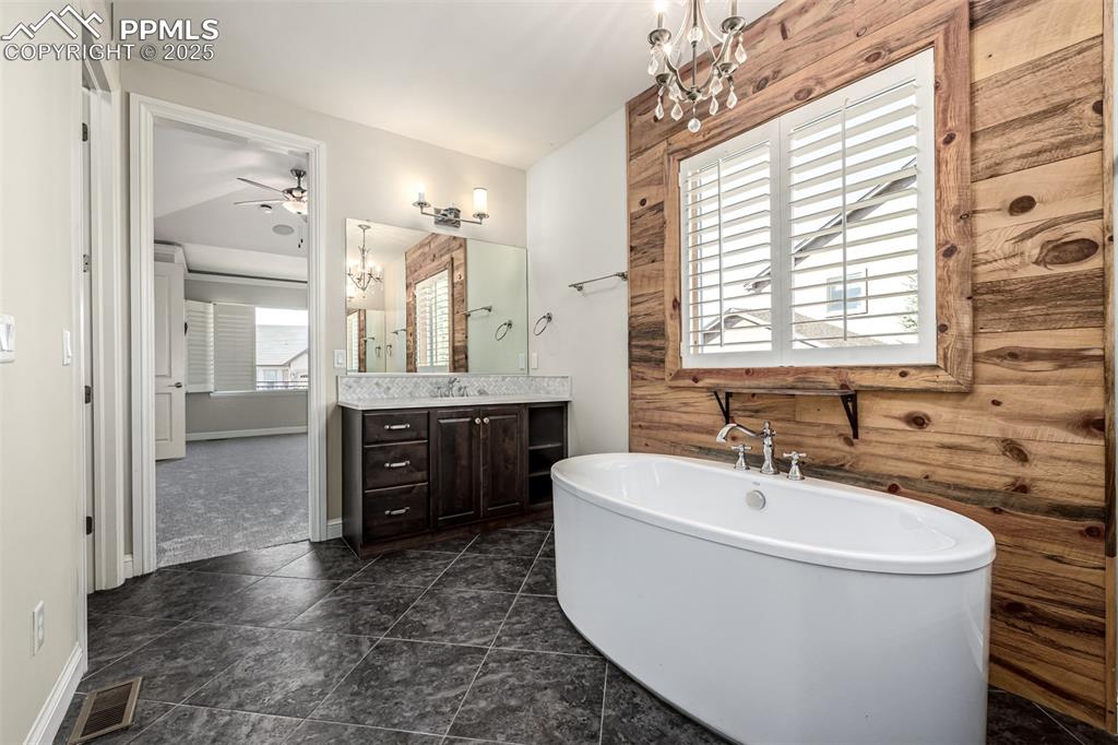 Image 27 of 50: Bathroom